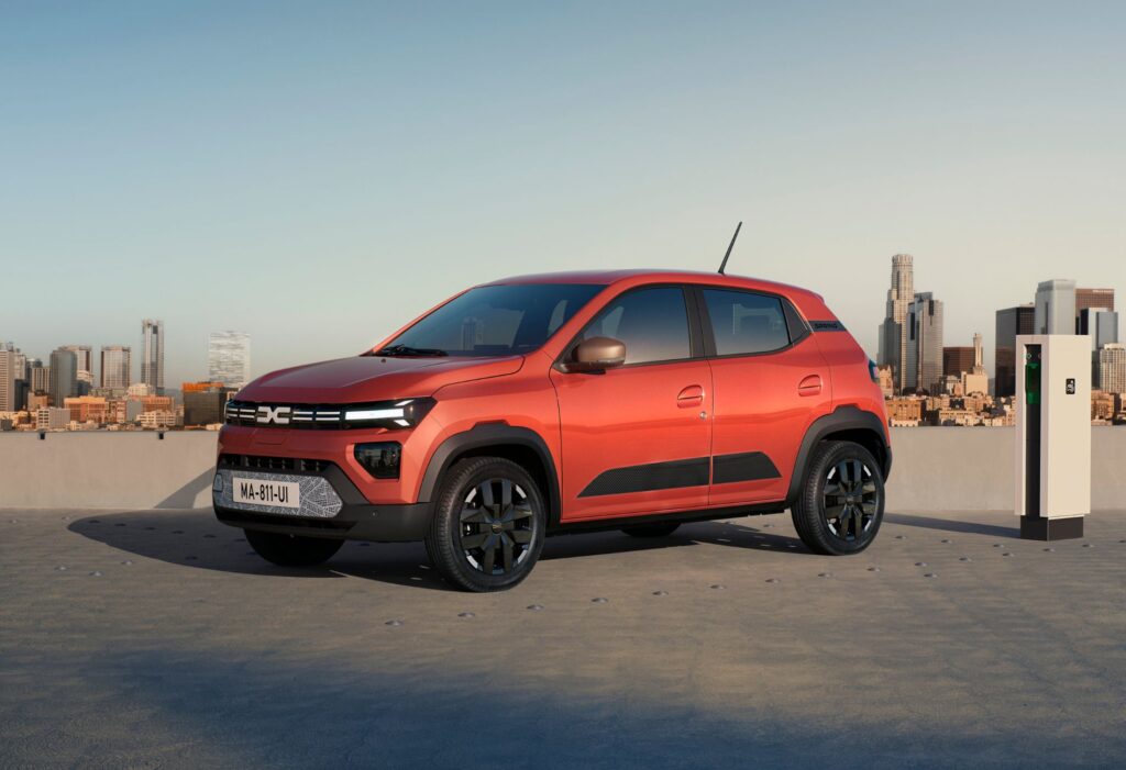 Roter Dacia Spring auf Dachparkplatz