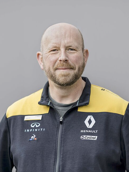 Mann in Rennsportbekleidung, neutraler Hintergrund