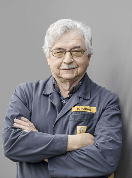 Älterer Mann in Arbeitskleidung.