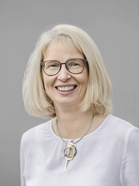 Frau mit blonden Haaren und Schmuck