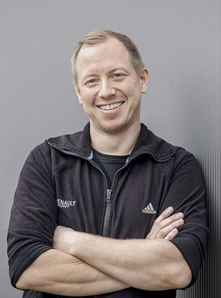 Mann mit verschränkten Armen, sportlich.