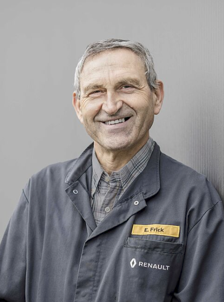 Mann in Arbeitskleidung mit Logo