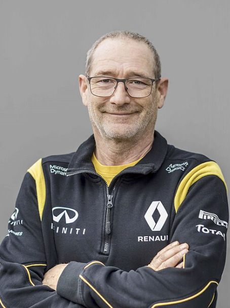 Mann in Rennsportbekleidung mit Logo