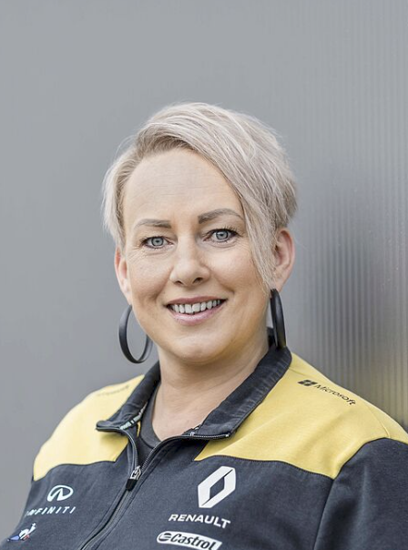 Frau mit blonden Haaren und Jacke