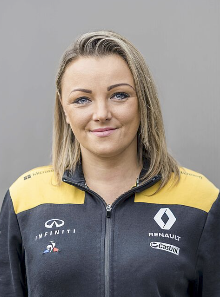 Person in Rennsportbekleidung mit Logos