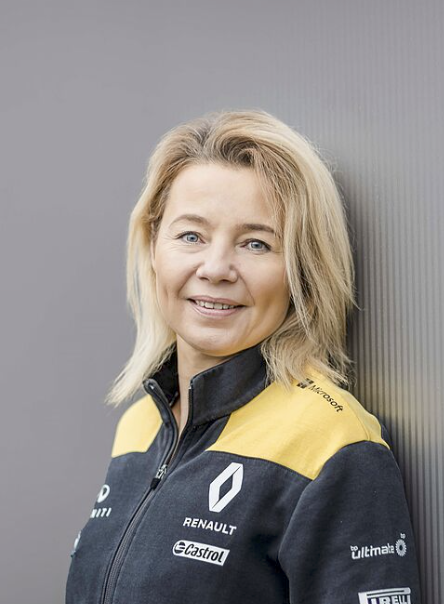 Frau in Renault-Teamjacke, sportlich.