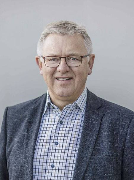 Mann in Anzug mit kariertem Hemd