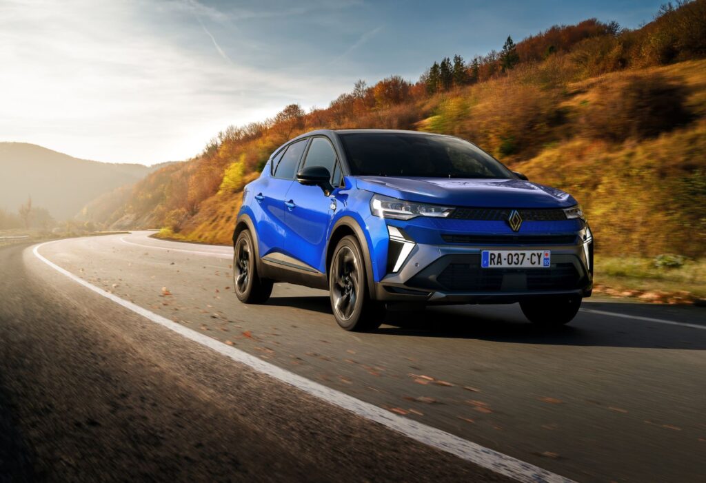 Blauer Renault Capture auf malerischer Straße