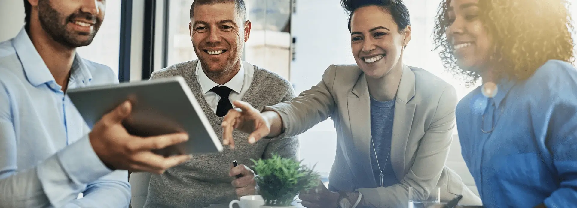 Gruppendiskussion über ein Tablet