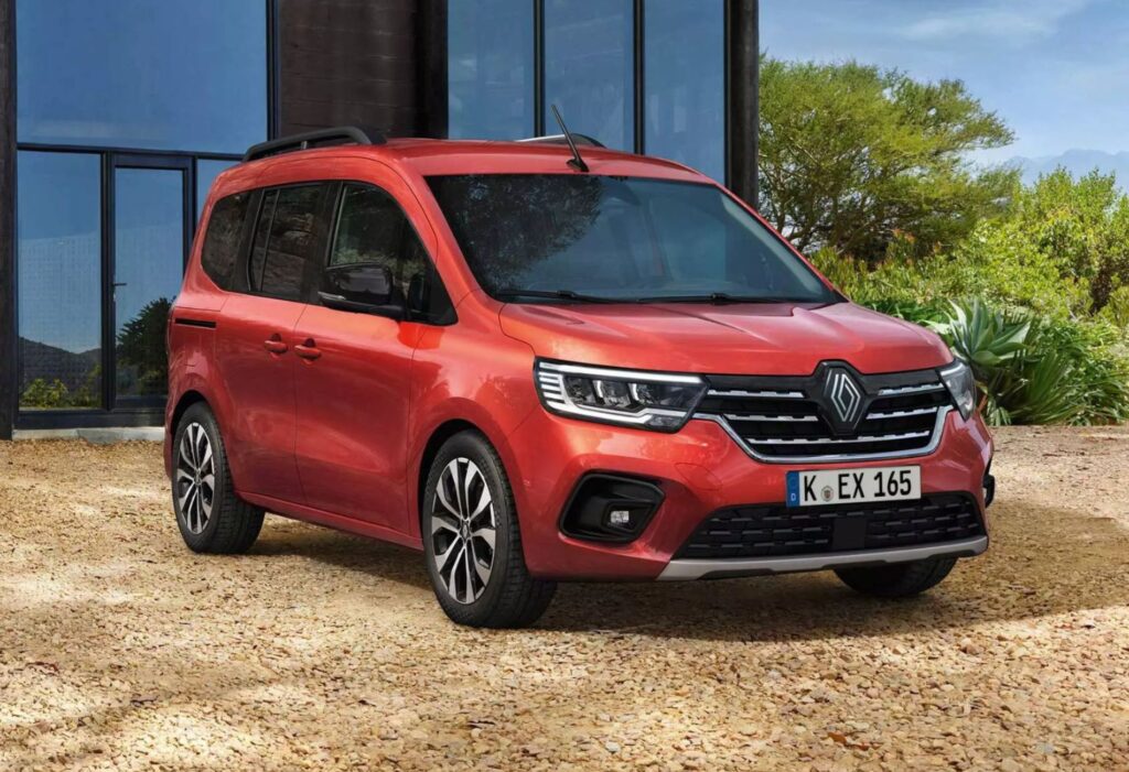 Roter Renault Kangoo vor Gebäude