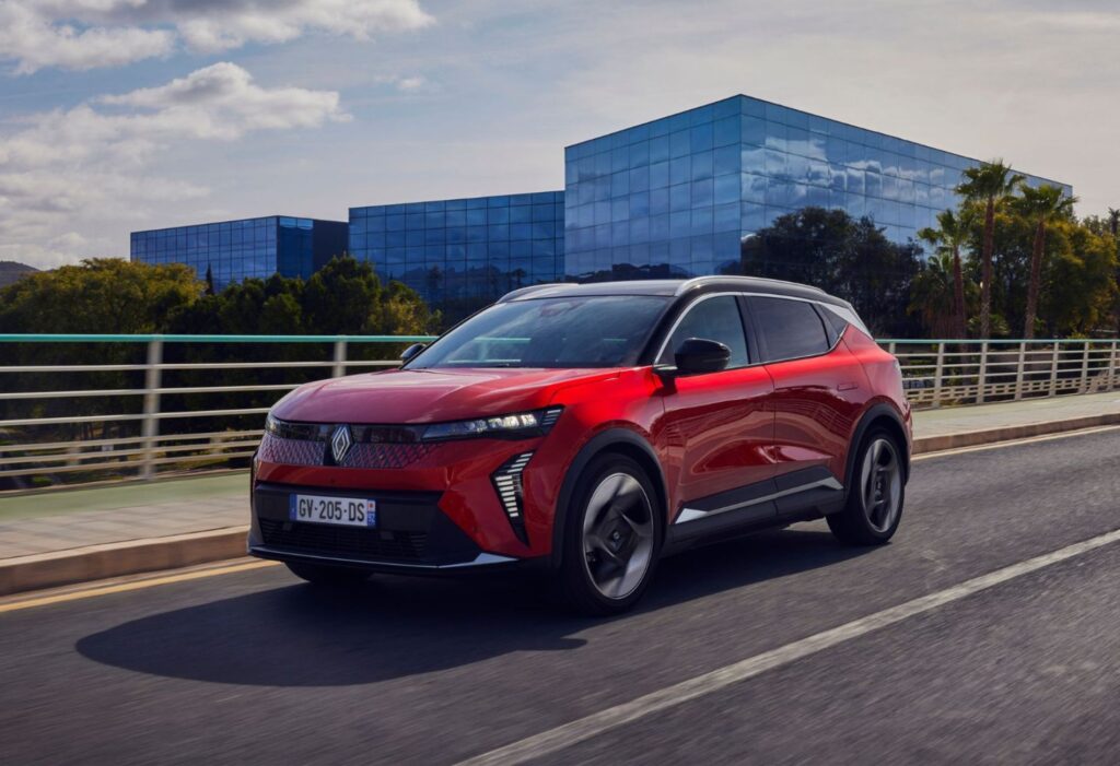 Roter Renault Scenic fährt entlang der Straße