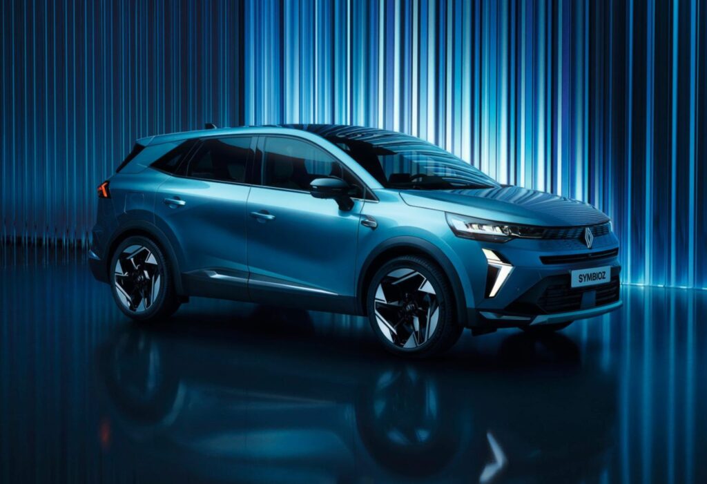 Modernes Renault Symbioz vor blauer Beleuchtung