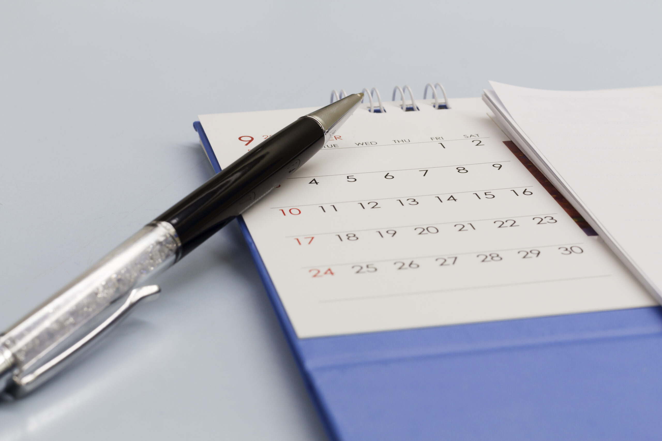 Stift liegt auf einem Kalender.
