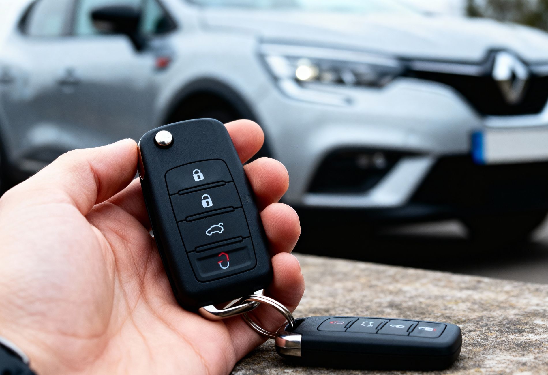 Autoschlüssel vor einem Renault.