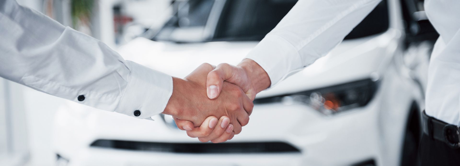 Händedruck beim Autokauf