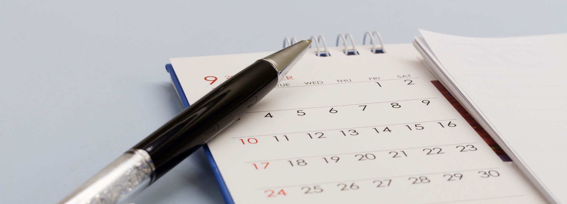 Kalender mit Stift auf Tisch