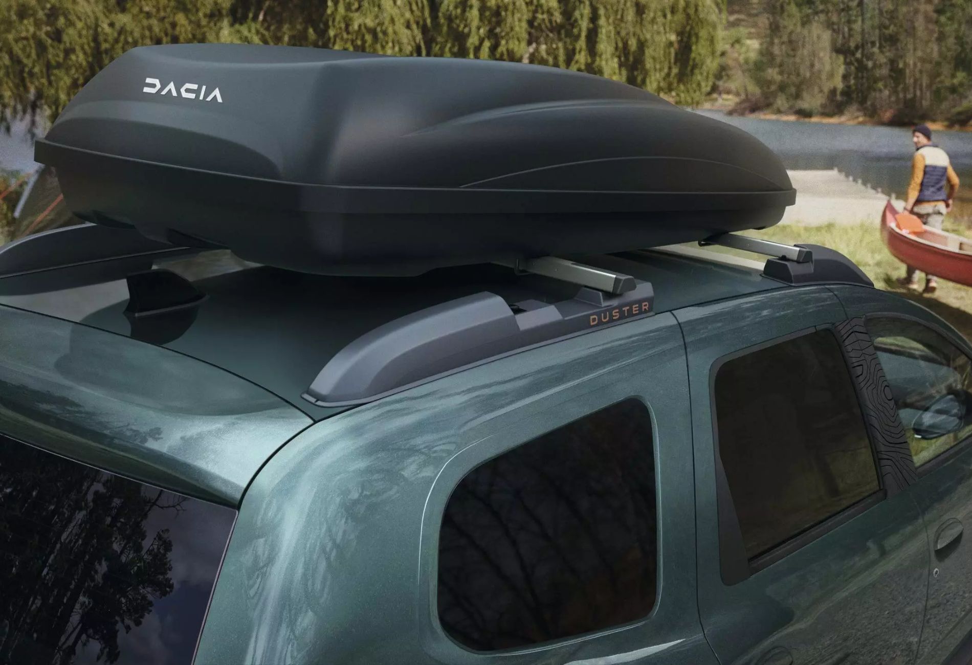 Dacia Duster mit Dachbox am See
